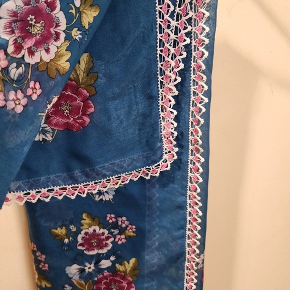 WOMEN'S Large Blue Floral Light Weight Scarf 37" x 39" - Picture 6 of 10